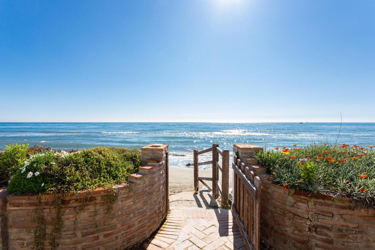 Charming Villa On The Seafront マルベーリャ エクステリア 写真